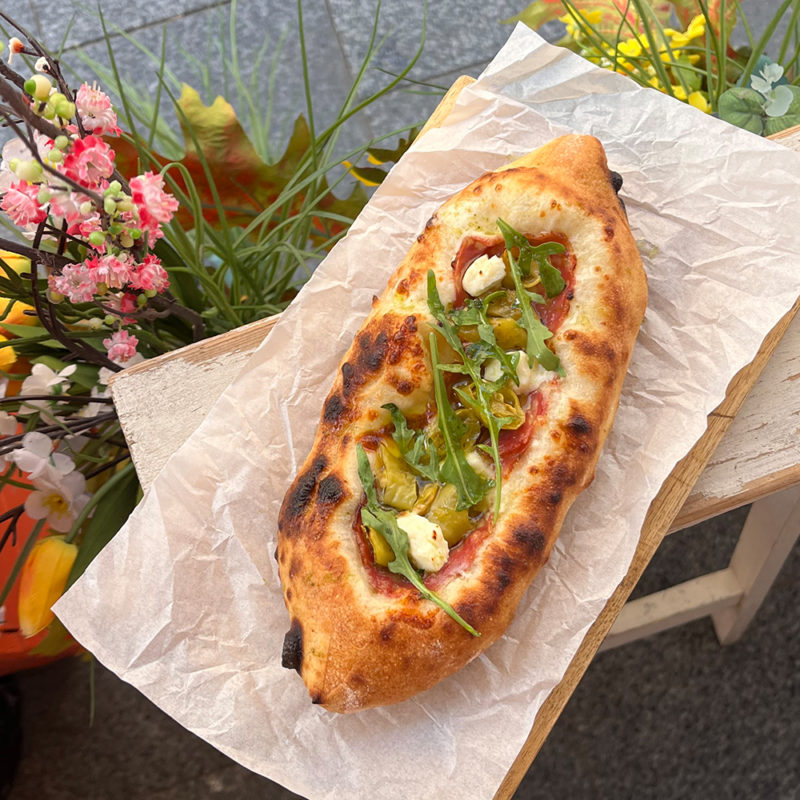 Піцета з салямі, перцем пепероні та фетою